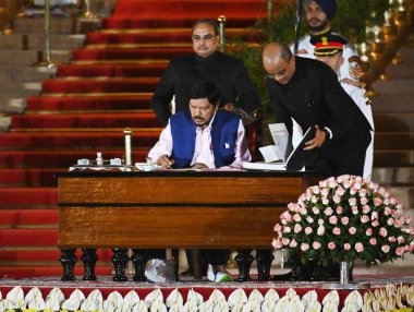 NEW DELHI, INDIA JUNE 9 Haziran 2024 Hindistan Cumhuriyetçi Partisi (Athawale) lideri Ramdas Athawale, 9 Haziran 2024 tarihinde Rashtrapati Bhavan 'da NDA hükümetinin yemin töreni sırasında kabine bakanı (MOS) olarak yemin ettikten sonra belgeleri imzaladı. 