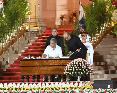 NEW DELHI, INDIA JUNE 9 Haziran 2024 Hindistan Başkanı Droupadi Murmu, 2024 Lok Sabha Seçiminden sonra Yeni Başbakan ve Kabine 'nin yemin töreni sırasında Lalan Singh Bakanlar Kurulu üyelerini yönetir. Rastrapati Bhawan 9 Haziran,