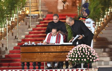 YENİ DELHI, INDIA HAZİRAN 9 HAZİRAN 2024 Hindistan Başkanı Droupadi Murmu, 2024 Lok Sabha Seçiminden sonra Yeni Başbakan ve Kabine 'nin yemin töreninde JP Nadda üyelerini yönetmektedir. Rastrapati Bhawan 9 Haziran, 20