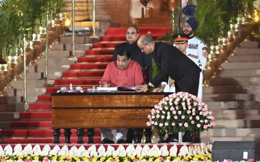 NEW DELHI, INDIA HAZİRAN 9 HAZİRAN 2024 Hindistan Başkanı Droupadi Murmu, 2024 Lok Sabha Seçiminin ardından Yeni Başbakan ve Kabine 'nin Anma Töreni sırasında Bakanlar Kurulu' nun Nitin Gadkari üyelerini yönetir. Rastrapati Bhawan Haziran 'da 