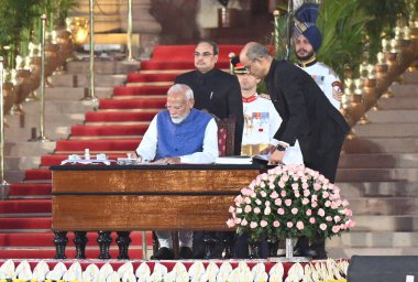 NEW DELHI, INDIA HAZİRAN 9 HAZİRAN 2024 Hindistan Başkanı Droupadi Murmu, 2024 Lok Sabha Seçiminin ardından Yeni Başbakan Anma Töreni ve Kabine Başkanlığı sırasında Başbakan Narendra Modi 'nin Bakanlar Kurulu üyelerini yönetir. Rastrapati B