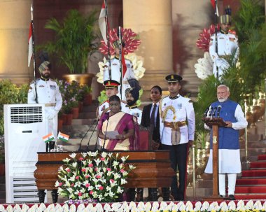NEW DELHI, INDIA HAZİRAN 9 HAZİRAN 2024 Hindistan Başkanı Droupadi Murmu, 2024 Lok Sabha Seçiminin ardından Yeni Başbakan Anma Töreni ve Kabine Başkanlığı sırasında Başbakan Narendra Modi 'nin Bakanlar Kurulu üyelerini yönetir. Rastrapati B