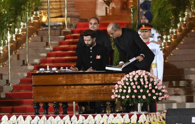 NEW DELHI, INDIA JUNE 9 Haziran 2024 Cumhurbaşkanı Droupadi Murmu, Yeni Birlik hükümetinin yemin töreni sırasında Chirag Paswan 'ın yemin törenini yönetiyor, 9 Haziran 2024 tarihinde Yeni Delhi, Hindistan' da. (Fotoğraf: Sonu Mehta / Hindus