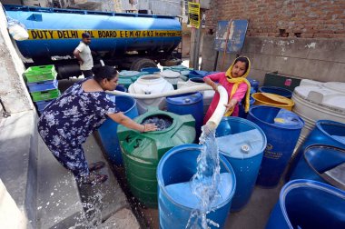 NEW DELHI, INDIA 9 Haziran 2024 Sangam Vihar 'daki yüksek sıcaklık dalgası sırasında Delhi Hükümeti' nin ikmal su tankerinden su dolduran insanlar 9 Haziran 2024 tarihinde Yeni Delhi, Hindistan 'da. (Fotoğraf: Sanjeev Verma / Hindustan Times 
