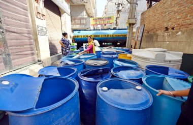 NEW DELHI, INDIA 9 Haziran 2024 Sangam Vihar 'daki yüksek sıcaklık dalgası sırasında Delhi Hükümeti' nin ikmal su tankerinden su dolduran insanlar 9 Haziran 2024 tarihinde Yeni Delhi, Hindistan 'da. (Fotoğraf: Sanjeev Verma / Hindustan Times 