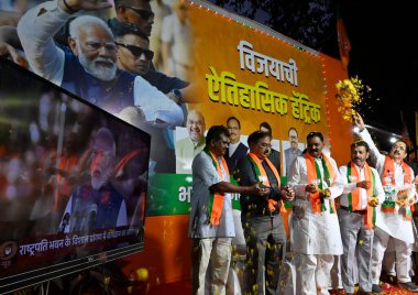 MUMBAI, INDIA 9 Haziran 2024 BJP parti çalışanları BJP ofisinin önünde kutlama yaparken, Başbakan Narendra Modi 9 Haziran 2024 'te Hindistan' ın Nariman Point kentinde yeni Başbakan olarak yemin etti. Yeni seçilen başbakan Narendra Modi... 