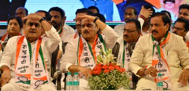 MUMBAI, INDIA HAZİRAN 10 Haziran 2024 Dy CM Ajit Pawar, 25. NCP Vakıf Günü 'nü Shanmukhanand Hall' da parti çalışanları ile birlikte kutlarken NCP parti lideriyle 10 Haziran 2024 'te Hindistan' ın Mumbai kentinde etkileşime girer. Fotoğraf: Anshuman Poyrekar / Hindistan
