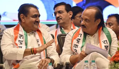 MUMBAI, INDIA HAZİRAN 10 Haziran 2024 Dy CM Ajit Pawar, 25. NCP Vakıf Günü 'nü Shanmukhanand Hall' da parti çalışanları ile birlikte kutlarken NCP parti lideriyle 10 Haziran 2024 'te Hindistan' ın Mumbai kentinde etkileşime girer. Fotoğraf: Anshuman Poyrekar / Hindistan