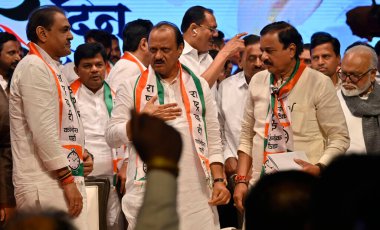 MUMBAI, INDIA HAZİRAN 10 Haziran 2024 Dy CM Ajit Pawar, 25. NCP Vakıf Günü 'nü Shanmukhanand Hall' da parti çalışanları ile birlikte kutlarken NCP parti lideriyle 10 Haziran 2024 'te Hindistan' ın Mumbai kentinde etkileşime girer. Fotoğraf: Anshuman Poyrekar / Hindistan