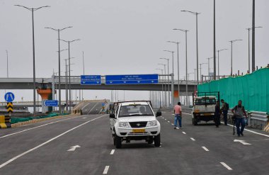 MUMBAI, INDIA 10 HAZİRAN 2024 Başbakan Yardımcısı Eknath Shinde ve Başbakan Yardımcısı Devendra Fadnavis, Marin Drive 'daki bu yüksek hızlı koridorun 10 Haziran 2024 tarihinde, Mumbai, Hindistan' da, Marin Drive 'ın güney sınırındaki bu yüksek hız koridorunun açılışı sırasında Başkan Yardımcısı Ajit Pawar ile birlikte