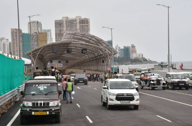 MUMBAI, INDIA 10 HAZİRAN 2024 Başbakan Yardımcısı Eknath Shinde ve Başbakan Yardımcısı Devendra Fadnavis, Marin Drive 'daki bu yüksek hızlı koridorun 10 Haziran 2024 tarihinde, Mumbai, Hindistan' da, Marin Drive 'ın güney sınırındaki bu yüksek hız koridorunun açılışı sırasında Başkan Yardımcısı Ajit Pawar ile birlikte