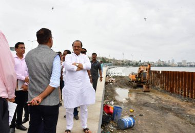 MUMBAI, INDIA 10 HAZİRAN 2024 Başbakan Yardımcısı Eknath Shinde ve Başbakan Yardımcısı Devendra Fadnavis, Marin Drive 'daki bu yüksek hızlı koridorun 10 Haziran 2024 tarihinde, Mumbai, Hindistan' da, Marin Drive 'ın güney sınırındaki bu yüksek hız koridorunun açılışı sırasında Başkan Yardımcısı Ajit Pawar ile birlikte