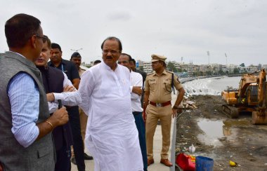 MUMBAI, INDIA 10 HAZİRAN 2024 Başbakan Yardımcısı Eknath Shinde ve Başbakan Yardımcısı Devendra Fadnavis, Marin Drive 'daki bu yüksek hızlı koridorun 10 Haziran 2024 tarihinde, Mumbai, Hindistan' da, Marin Drive 'ın güney sınırındaki bu yüksek hız koridorunun açılışı sırasında Başkan Yardımcısı Ajit Pawar ile birlikte