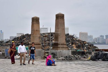 MUMBAI INDIA HAZİRAN 10 Haziran 2024 Brihanmumbai Belediyesi BMC çalışanları Mumbai Sahil Yolu projesi için dağıtıldıktan iki yıl sonra yüzyıllık Parsi Geçidi 'ni restore ettiler.