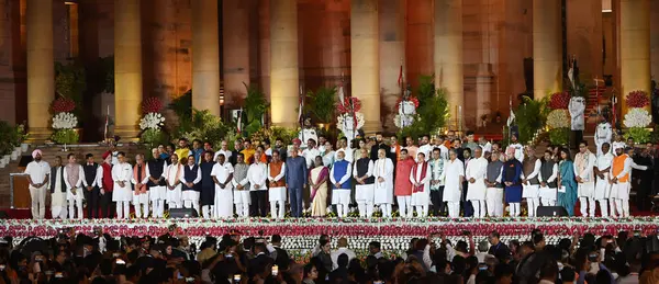 NEW DELHI, INDIA 9 Haziran 2024 Başbakan Narendra Modi ve kabine üyeleri 9 Haziran 2024 tarihinde Yeni Delhi, Hindistan 'da Rashtrapati Bhavan' da yemin ettikten sonra görüldüler. Narendra Modi başbakan oldu.