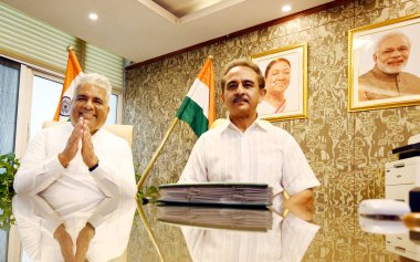 NEW DELHI INDIA 11 Haziran 2024 Çevre ve İklim Değişikliği Bakanı Bhupender Yadav ve Devlet Bakanı Kirti Vardhan Singh sırasıyla Çevre Ormanı ve İklim Değişikliği Bakanı ve MoS görevlerini üstlendi.