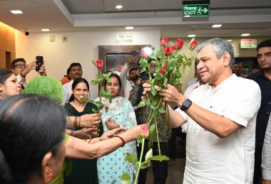 NEW DELHI INDIA 11 Haziran 2024 Demiryolları Bakanı Ashwini Vaishnaw, 11 Haziran 2024 tarihinde Yeni Delhi Hindistan 'da Demiryolu çalışanları tarafından karşılandı. Fotoğraf: Arvind Yadav / Hindustan Times 