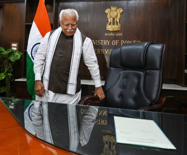 NEW DELHI INDIA 11 Haziran 2024 BJP lideri Manohar Lal Khattar 11 Haziran 2024 tarihinde Yeni Delhi Hindistan 'da Şram Shakti Bhawan' da iktidar bakanlığı görevini üstlendi. Fotoğraf: Raj K Raj / Hindustan Times 