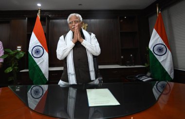 NEW DELHI INDIA 11 Haziran 2024 BJP lideri Manohar Lal Khattar 11 Haziran 2024 tarihinde Yeni Delhi Hindistan 'da Şram Shakti Bhawan' da iktidar bakanlığı görevini üstlendi. Fotoğraf: Raj K Raj / Hindustan Times 