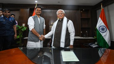NEW DELHI INDIA 11 Haziran 2024 BJP lideri Manohar Lal Khattar ve eski Enerji Bakanı R K. Singh 11 Haziran 2024 tarihinde Yeni Delhi Hindistan 'da Şram Shakti Bhawan' da iktidar bakanlığı görevini devraldılar. Fotoğraf: Raj K Raj / Hindustan Times 