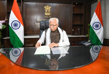 NEW DELHI INDIA 11 Haziran 2024 BJP lideri Manohar Lal Khattar 11 Haziran 2024 tarihinde Yeni Delhi Hindistan 'da Şram Shakti Bhawan' da iktidar bakanlığı görevini üstlendi. Fotoğraf: Raj K Raj / Hindustan Times 