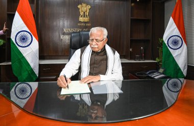NEW DELHI INDIA 11 Haziran 2024 BJP lideri Manohar Lal Khattar 11 Haziran 2024 tarihinde Yeni Delhi Hindistan 'da Şram Shakti Bhawan' da iktidar bakanlığı görevini üstlendi. Fotoğraf: Raj K Raj / Hindustan Times 