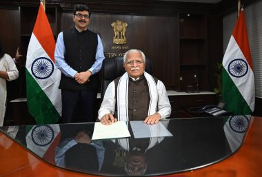 NEW DELHI INDIA 11 Haziran 2024 BJP lideri Manohar Lal Khattar 11 Haziran 2024 tarihinde Yeni Delhi Hindistan 'da Şram Shakti Bhawan' da iktidar bakanlığı görevini üstlendi. Fotoğraf: Raj K Raj / Hindustan Times 