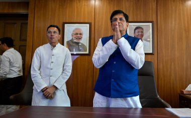 NEW DELHI INDIA 11 Haziran 2024 Piyush Piyush Goyal Sendikası Ticaret ve Sanayi Bakanı 11 Haziran 2024 tarihinde Vanijya Bhawan 'da MoS Jatin Parsada ile birlikte Yeni Delhi Hindistan' da göreve başladı. Fotoğraf: Raj K Raj / Hindustan Times 