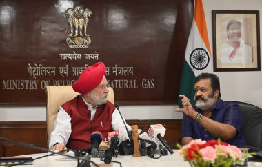 NEW DELHI INDIA 11 Haziran 2024 Petrol Bakanı Hardeep Singh Puri ve Yeni Bakan MOS Suresh Gopi, 11 Haziran 2024 tarihinde Yeni Delhi Hindistan 'da Shastri Bhawan Bakanlığının başına geçtikten sonra basın mensuplarına seslendi. Fotoğraf: Sonu Mehta / Hindustan Times 