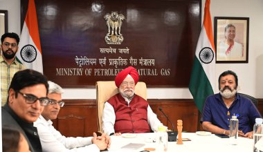 NEW DELHI INDIA 11 Haziran 2024 Petrol Bakanı Hardeep Singh Puri ve Yeni Bakan MOS Suresh Gopi, 11 Haziran 2024 tarihinde Yeni Delhi Hindistan 'da Shastri Bhawan Bakanlığının başına geçtikten sonra basın mensuplarına seslendi. Fotoğraf: Sonu Mehta / Hindustan Times 