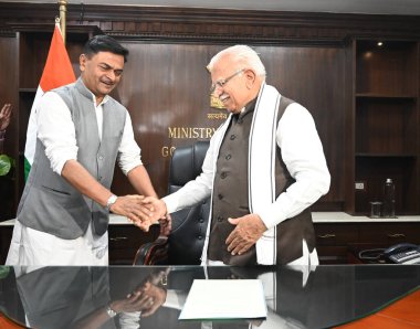 NEW DELHI INDIA 11 Haziran 2024 Giden Güç Bakanı RK Singh, 11 Haziran 2024 tarihinde Yeni Delhi Hindistan 'da Shram Shakti Bhawan' da görevi devralan yeni Birlik Güç Bakanı Manohar Lal Khattar 'ı karşıladı. Fotoğraf: Sonu Mehta / Hindustan Times 