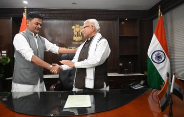 NEW DELHI INDIA 11 Haziran 2024 Giden Güç Bakanı RK Singh, 11 Haziran 2024 tarihinde Yeni Delhi Hindistan 'da Shram Shakti Bhawan' da görevi devralan yeni Birlik Güç Bakanı Manohar Lal Khattar 'ı karşıladı. Fotoğraf: Sonu Mehta / Hindustan Times 
