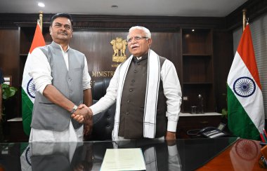 NEW DELHI INDIA 11 Haziran 2024 Giden Güç Bakanı RK Singh, 11 Haziran 2024 tarihinde Yeni Delhi Hindistan 'da Shram Shakti Bhawan' da görevi devralan yeni Birlik Güç Bakanı Manohar Lal Khattar 'ı karşıladı. Fotoğraf: Sonu Mehta / Hindustan Times 
