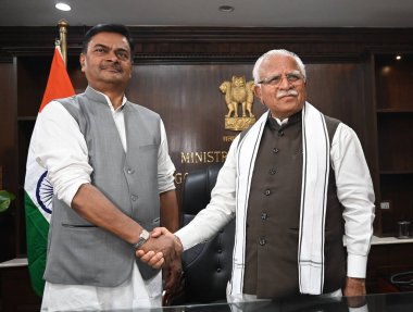 NEW DELHI INDIA 11 Haziran 2024 Giden Güç Bakanı RK Singh, 11 Haziran 2024 tarihinde Yeni Delhi Hindistan 'da Shram Shakti Bhawan' da görevi devralan yeni Birlik Güç Bakanı Manohar Lal Khattar 'ı karşıladı. Fotoğraf: Sonu Mehta / Hindustan Times 