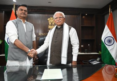 NEW DELHI INDIA 11 Haziran 2024 Giden Güç Bakanı RK Singh, 11 Haziran 2024 tarihinde Yeni Delhi Hindistan 'da Shram Shakti Bhawan' da görevi devralan yeni Birlik Güç Bakanı Manohar Lal Khattar 'ı karşıladı. Fotoğraf: Sonu Mehta / Hindustan Times 