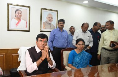 NEW DELHI INDIA 11 Haziran 2024 Birlik Bakanı Mansukh L Mandaviya ve Raksha Nikhil Khadse MoS 11 Haziran 2024 tarihinde Yeni Delhi Hindistan 'da Shashti Bhawan Spor ve Gençlik İşleri Bakanı olarak görev aldılar. Fotoğraf: Sonu Mehta / Hindustan Times 