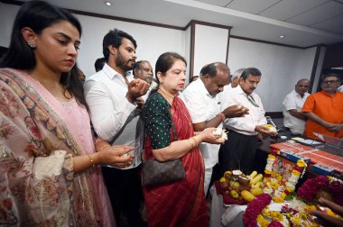 NEW DELHI INDIA 11 Haziran 2024 Çelik ve Ağır Sanayi Bakanı HD Kumaraswamy ve aile üyeleri 11 Haziran 2024 tarihinde Yeni Delhi Hindistan 'da Udyog Bhawan' da göreve gelmeden önce dua etmektedir. Fotoğraf: Sanjeev Verma / Hindustan Times 