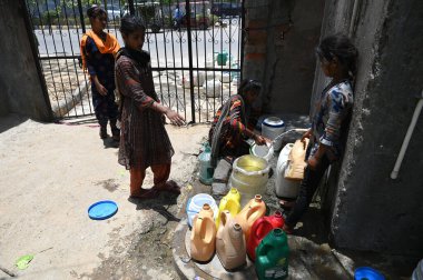 GURUGRAM INDIA 12 Haziran 2024 Evsiz insanlar 12 Haziran 2024 'te Gurugram Hindistan' da Tau Devi Lal Stadyumu yakınlarındaki Rajiv 'de sıcak bir yaz günü sıcak bir hava dalgasının ortasında hükümetin musluklarından su dolduruyorlar. Fotoğraf: Parveen Kumar / Hindusta