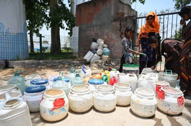 GURUGRAM INDIA 12 Haziran 2024 Evsiz insanlar 12 Haziran 2024 'te Gurugram Hindistan' da Tau Devi Lal Stadyumu yakınlarındaki Rajiv 'de sıcak bir yaz günü sıcak bir hava dalgasının ortasında hükümetin musluklarından su dolduruyorlar. Fotoğraf: Parveen Kumar / Hindusta