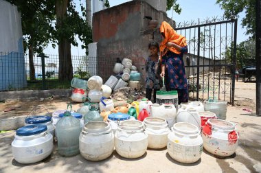 GURUGRAM INDIA 12 Haziran 2024 Evsiz insanlar 12 Haziran 2024 'te Gurugram Hindistan' da Tau Devi Lal Stadyumu yakınlarındaki Rajiv 'de sıcak bir yaz günü sıcak bir hava dalgasının ortasında hükümetin musluklarından su dolduruyorlar. Fotoğraf: Parveen Kumar / Hindusta