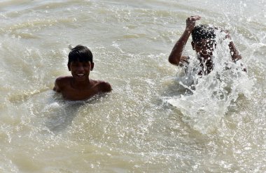 GHAZIABAD INDIA 12 Haziran 2024 Çocuklar banyo yapıyor ve Masuri bölgesindeki Bhool Garhi Kanalı 'nda 12 Haziran 2024 tarihinde Ghaziabad Hindistan' da aşırı sıcaktan kurtuluyorlar. Fotoğraf: Sakib Ali / Hindustan Times 