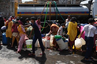 NEW DELHI INDIA 12 Haziran 2024 İnsanlar 12 Haziran 2024 tarihinde Yeni Delhi Hindistan 'da devam eden sıcak yaz havası sırasında Chanakyapuri Delhi' deki bir NDMC su tankerinden plastik su dolduruyorlar. Fotoğraf: Salman Ali / H