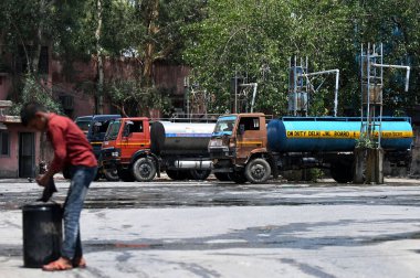 NEW DELHI INDIA 12 Haziran 2024 Delhi Jal Yönetim Kurulu 12 Haziran 2024 tarihinde Yeni Delhi 'de Govind Puri Jal yönetim kurulunda su tankeri doldurdu. Fotoğraf: Salman Ali / Hindustan Times 