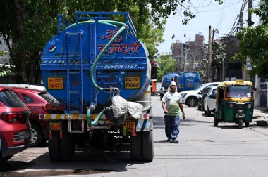 NEW DELHI INDIA 12 Haziran 2024 Okhla Sanayi bölgesinde özel su tankeri 12 Haziran 2024 tarihinde Yeni Delhi Hindistan 'da devam eden sıcak yaz havası sırasında şiddetli sıcak hava dalgalarıyla karşı karşıya. Fotoğraf: Salman Ali / Hindustan Times 