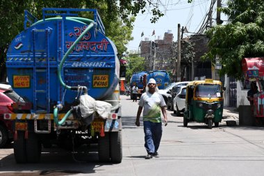 NEW DELHI INDIA 12 Haziran 2024 Okhla Sanayi bölgesinde özel su tankeri 12 Haziran 2024 tarihinde Yeni Delhi Hindistan 'da devam eden sıcak yaz havası sırasında şiddetli sıcak hava dalgalarıyla karşı karşıya. Fotoğraf: Salman Ali / Hindustan Times 