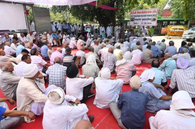 NEW DELHI INDIA HAZİRAN 12 HAZİRAN 2024 Emekli DTC personeli, 12 Haziran 2024 'te Yeni Delhi Hindistan' da, Inderprastha Genel Merkezi önünde protesto eyleminde bulunuyor. Fotoğraf: Sonu Mehta / Hindustan Times 