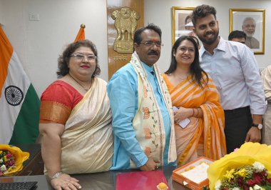 NEW DELHI INDIA 12 Haziran 2024 Haşin Malhotra eşi ve diğer aile üyeleri ile birlikte 12 Haziran 2024 tarihinde Yeni Delhi Hindistan 'da Ulaştırma Bakanlığı' nda MOS Road & Ulaştırma Bakanı olarak görev aldıklarını varsayıyorlar. Fotoğraf: Sonu Mehta / Hindistan T