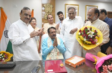 NEW DELHI INDIA 12 Haziran 2024 Haşin Malhotra eşi ve Güney Delhi Milletvekili Ramvir Singh Bidhuri MLA Om Prakash ve Malhotra Ailesi Üyeleri 12 Haziran 'da Ulaştırma Bakanlığı Ulaştırma Bakanlığı' nda MOS Road & Ulaştırma Bakanı görevlerini üstlendi