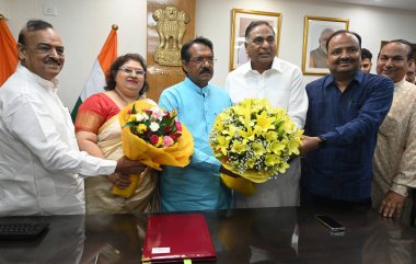 NEW DELHI INDIA 12 Haziran 2024 Eşi ve Güney Delhi Milletvekili Ramvir Singh Bidhuri MLA OPSharma Abhay Verma ile Harsh Malhotra 12 Haziran 2024 tarihinde Ulaştırma Bakanlığı 'nda MOS Road & Ulaştırma Bakanı olarak görevi devraldı.