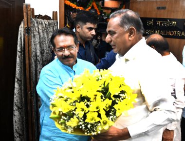 NEW DELHI INDIA 12 Haziran 2024 Harsh Malhotra ve Güney Delhi Milletvekili Ramvir Singh Bidhuri, 12 Haziran 2024 tarihinde Yeni Delhi Hindistan 'da Ulaştırma Bakanlığı' nda MOS Road & Ulaştırma Bakanı olarak görev aldıklarını varsayıyorlar. Fotoğraf: Sonu Mehta / Hindustan